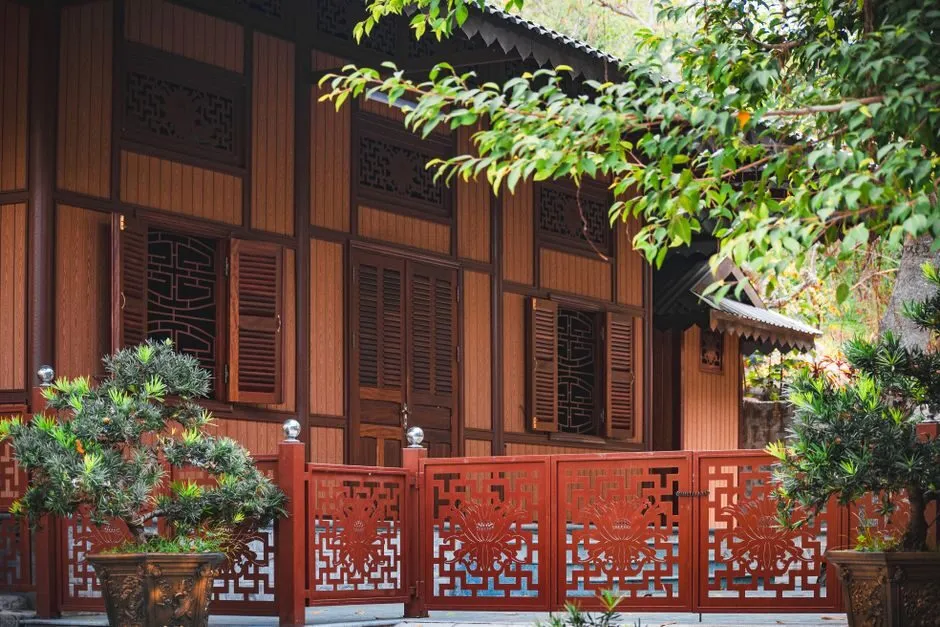 Hàng rào thép tấm cắt hoa văn cho nhà hiện đại