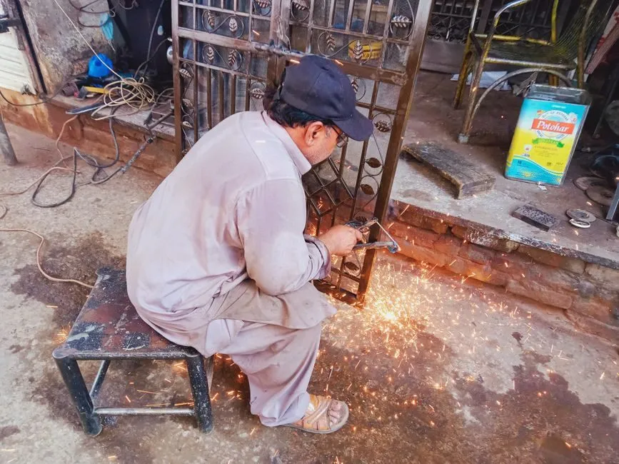 Thi công lắp đặt mẫu cổng sắt đẹp tại công trình nhà ở