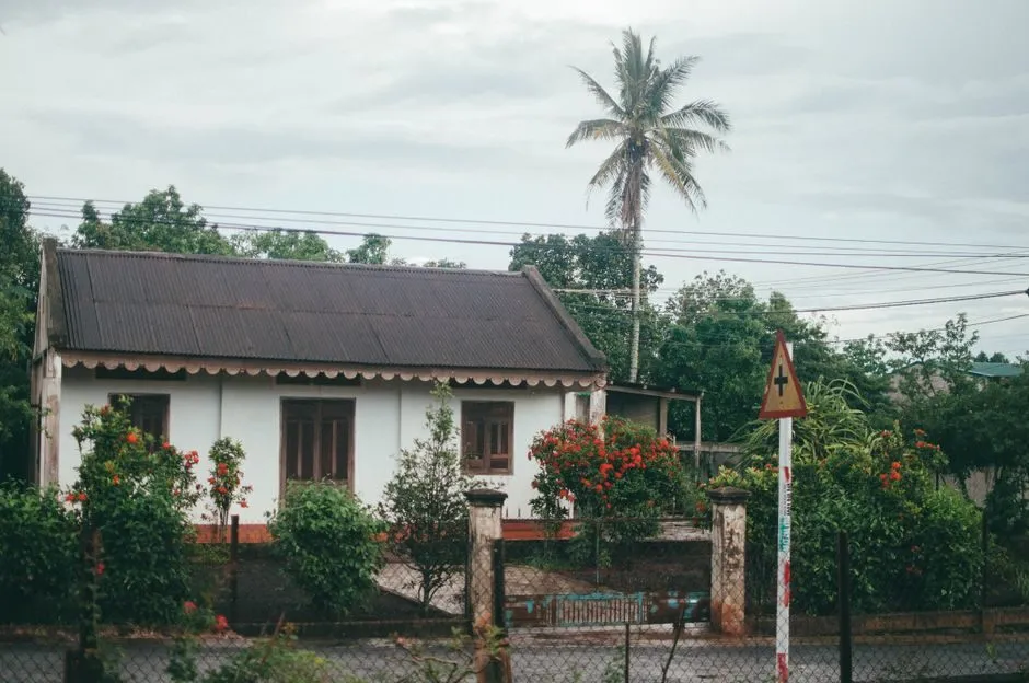 nhà tiền chế cấp 4 sân vườn rộng